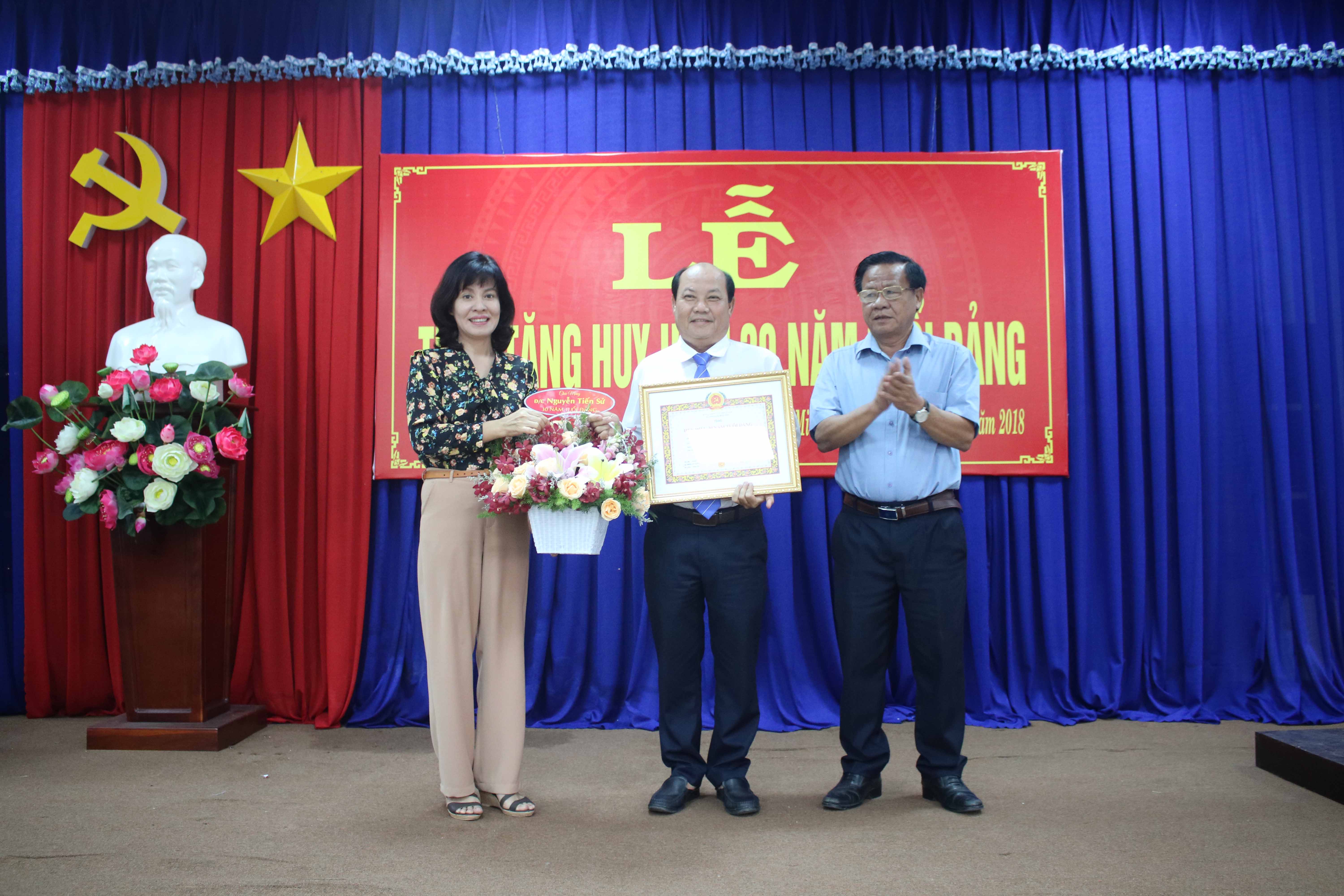 Huyện Dương Minh Châu: Trao tặng huy hiệu 30 năm tuổi Đảng cho đồng chí phó Bí thư thường trực Huyện uỷ, Chủ tịch HĐND huyện