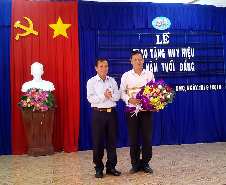 Huyện Dương Minh Châu: Trao huy hiệu 30 năm tuổi Đảng cho phó chủ tịch HĐND Huyện