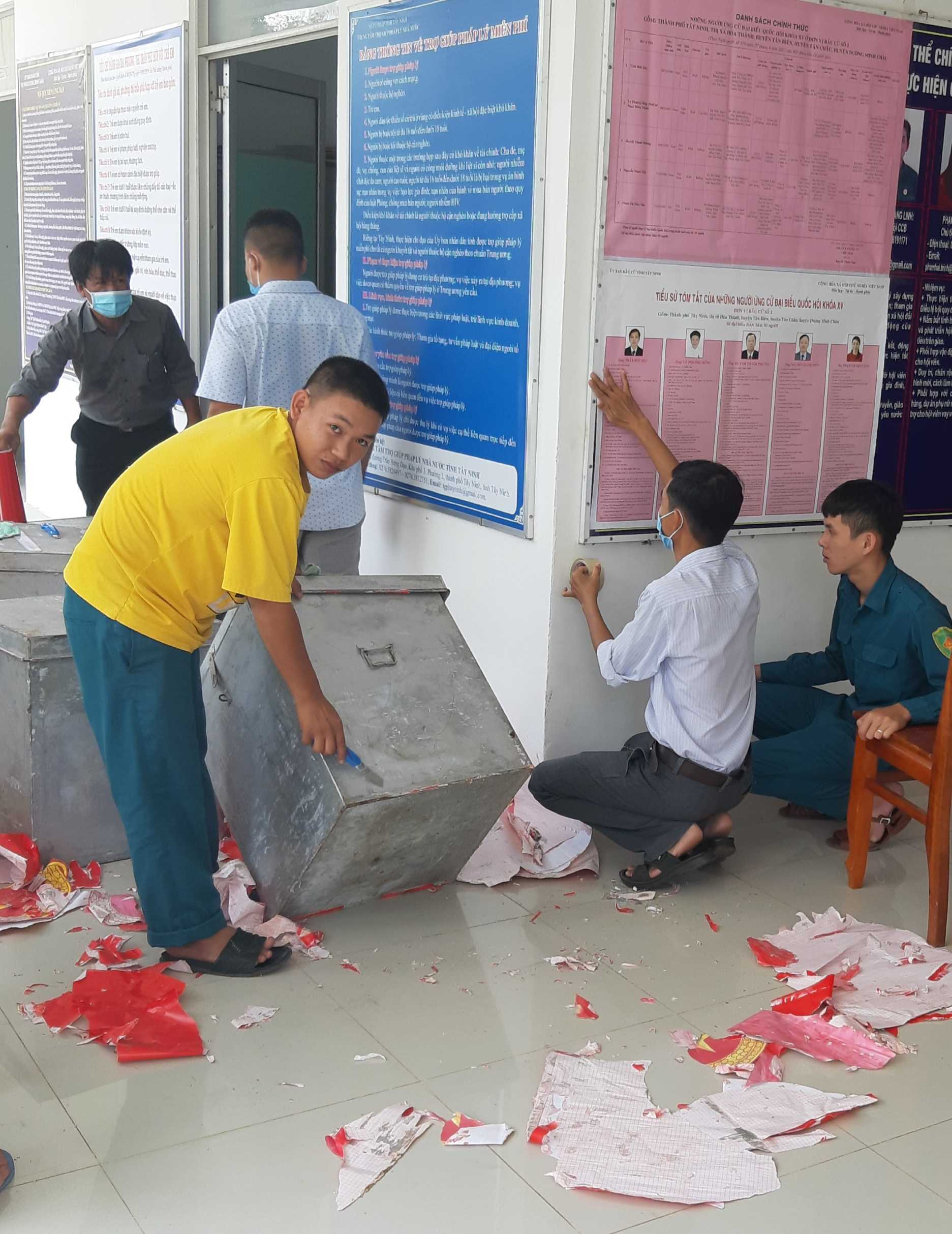 Thị trấn Dương Minh Châu: Khắc phục nhanh chóng ngay sau khi cơn giông, lốc (chiều 06.5.2021) đi qua, chuẩn bị tốt cho ngày bầu cử. 