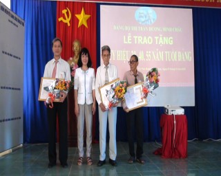 Huyện Dương Minh Châu: trao huy hiệu 55, 40, 30 năm tuổi Đảng cho đảng viên