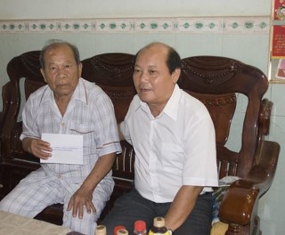 Lãnh đạo huyện Dương Minh Châu thăm gia đình chính sách tiêu biểu