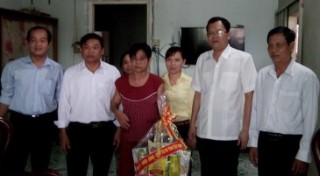 Lãnh đạo tỉnh đã đi thăm hỏi, tặng quà cho các gia đình liệt sĩ trên địa bàn xã Bàu Năng