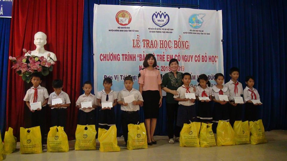 Hội Bảo vệ Quyền trẻ em Việt Nam: TRAO HỌC BỔNG Ở HUYỆN DƯƠNG MINH CHÂU