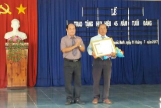 Xã Phước Minh tổ chức buổi lễ trao tặng huy hiệu 45 năm tuổi đảng đối với đồng chí Nguyễn Văn Tưa