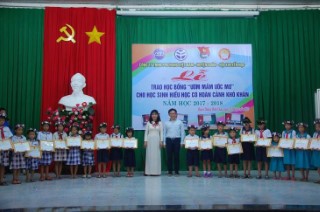 Trao học bổng cho học sinh hiếu học huyện Dương Minh Châu