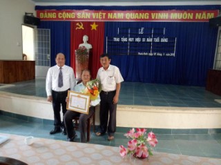 Tổ chức trao Huy hiệu 50 tuổi đảng cho đảng viên chi bộ ấp B2, thuộc Đảng bộ xã Phước Minh