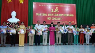 Huyện Dương Minh Châu: trao huy hiệu Đảng cho đảng viên