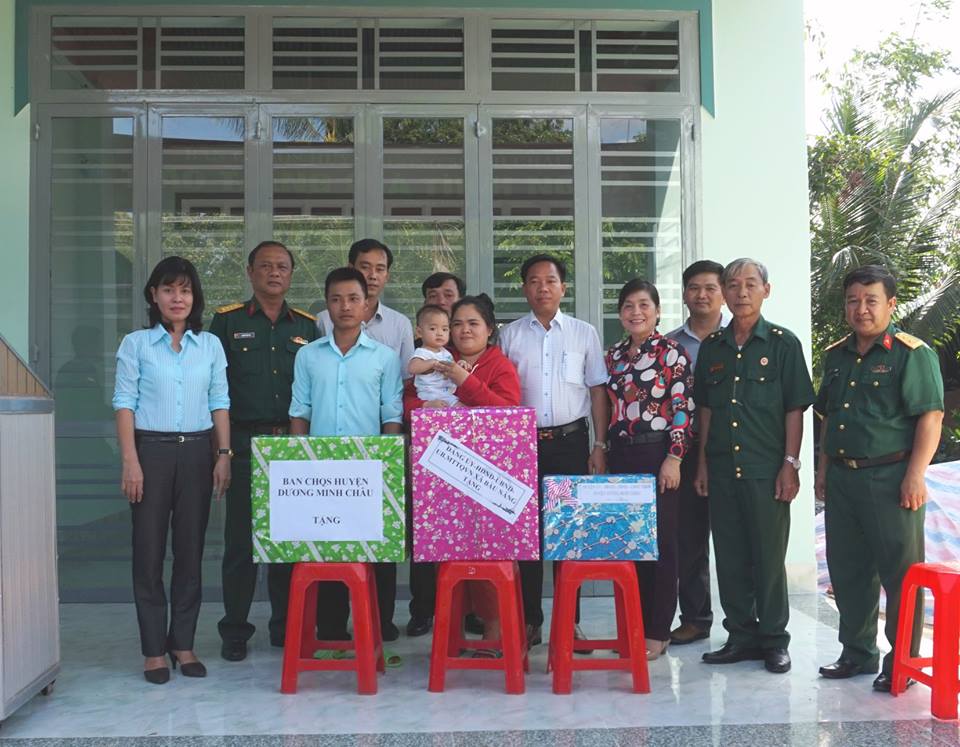 Ban chỉ huy quân sự huyện Dương Minh Châu tổ chức trao tặng nhà tình nghĩa cho quân nhân dự bị