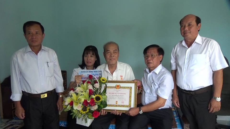 Huyện Dương Minh Châu: Trao huy hiệu 50 năm tuổi Đảng cho nguyên phó giám đốc công an Tây Ninh