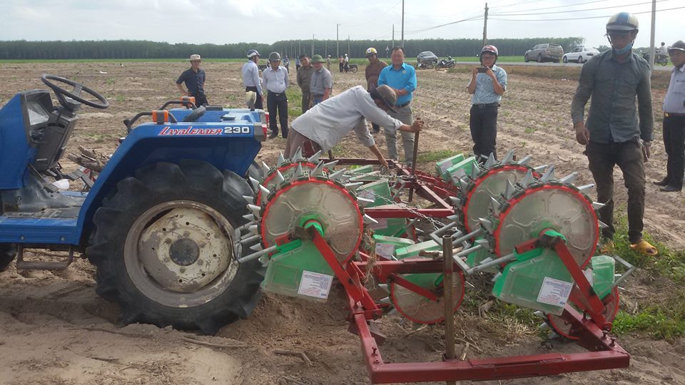 Huyện Dương Minh Châu: Trình diễn thân canh tổng hợp áp dụng cơ giới hoá sản xuất đậu phộng tại xã Cầu Khởi