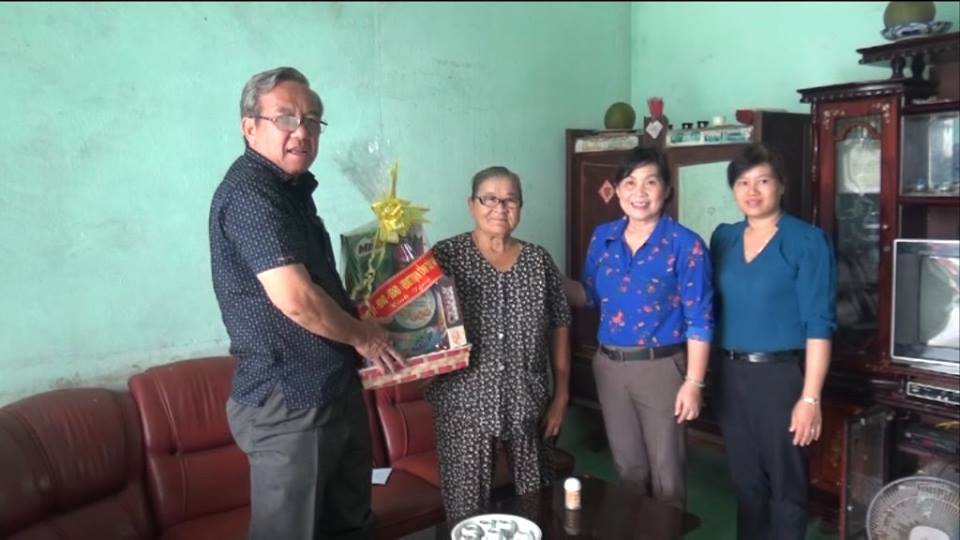 Chủ tịch UB.MTTQ tỉnh Tây Ninh: thăm, tặng quà cho các gia đình chính sách ở Dương Minh Châu