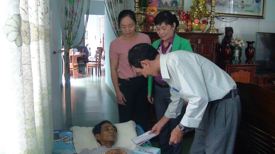 Huyện Dương Minh Châu: Trao tiền hỗ trợ giáo viên bị bệnh hiểm nghèo