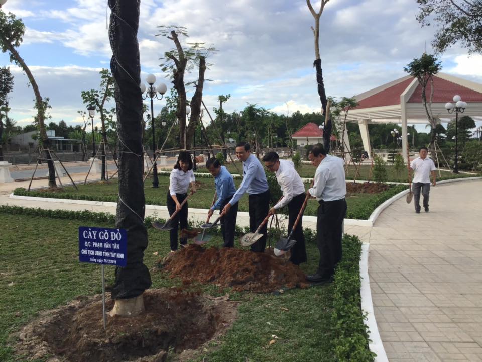 LÃNH ĐẠO TỈNH TÂY NINH THAM QUAN VÀ TRỒNG CÂY LƯU NIỆM TẠI CÔNG VIÊN DƯƠNG MINH CHÂU