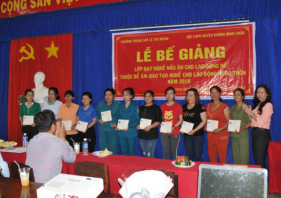 Hội LHPN huyện Dương Minh Châu phối hợp với Hội LHPN xã Lộc Ninh Tổ chức tổng kết lớp dạy nghề nấu ăn cho hội viên phụ nữ xã Lộc Ninh