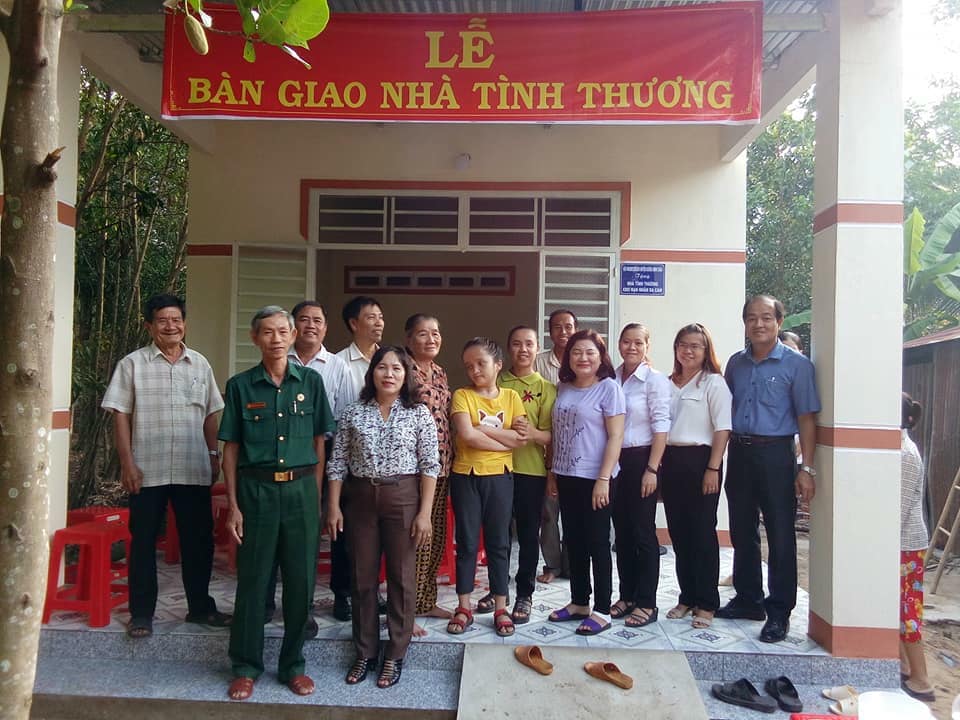 Mặt trận Tổ Quốc Việt Nam xã Bàu Năng phối hợp với Hội da cam xã tổ chức trao nhà tình thương
