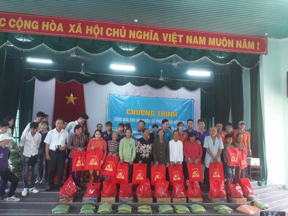 Xã Phước Ninh tổ chức chương trình từ thiện tặng quà cho các hộ khó khăn, không có điều kiện ăn tết trên địa bàn xã