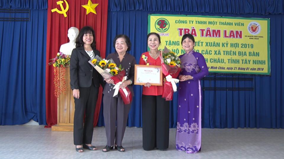 NGUYÊN PHÓ CHỦ TỊCH NƯỚC TRƯƠNG MỸ HOA: THĂM TẶNG QUÀ TẾT TẠI HUYỆN DƯƠNG MINH CHÂU