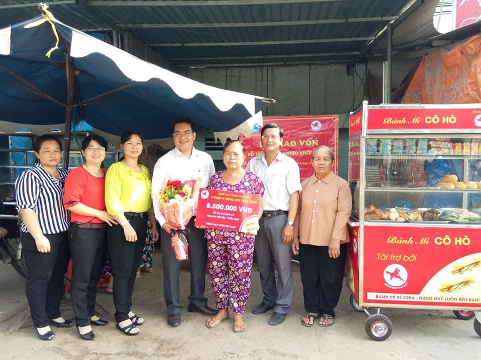 Hội LHPN huyện phối hợp với Hội LHPN xã Truông Mít tổ chức trao vốn khởi nghiệp cho hội viên có hoàn cảnh đặc biệt khó khăn