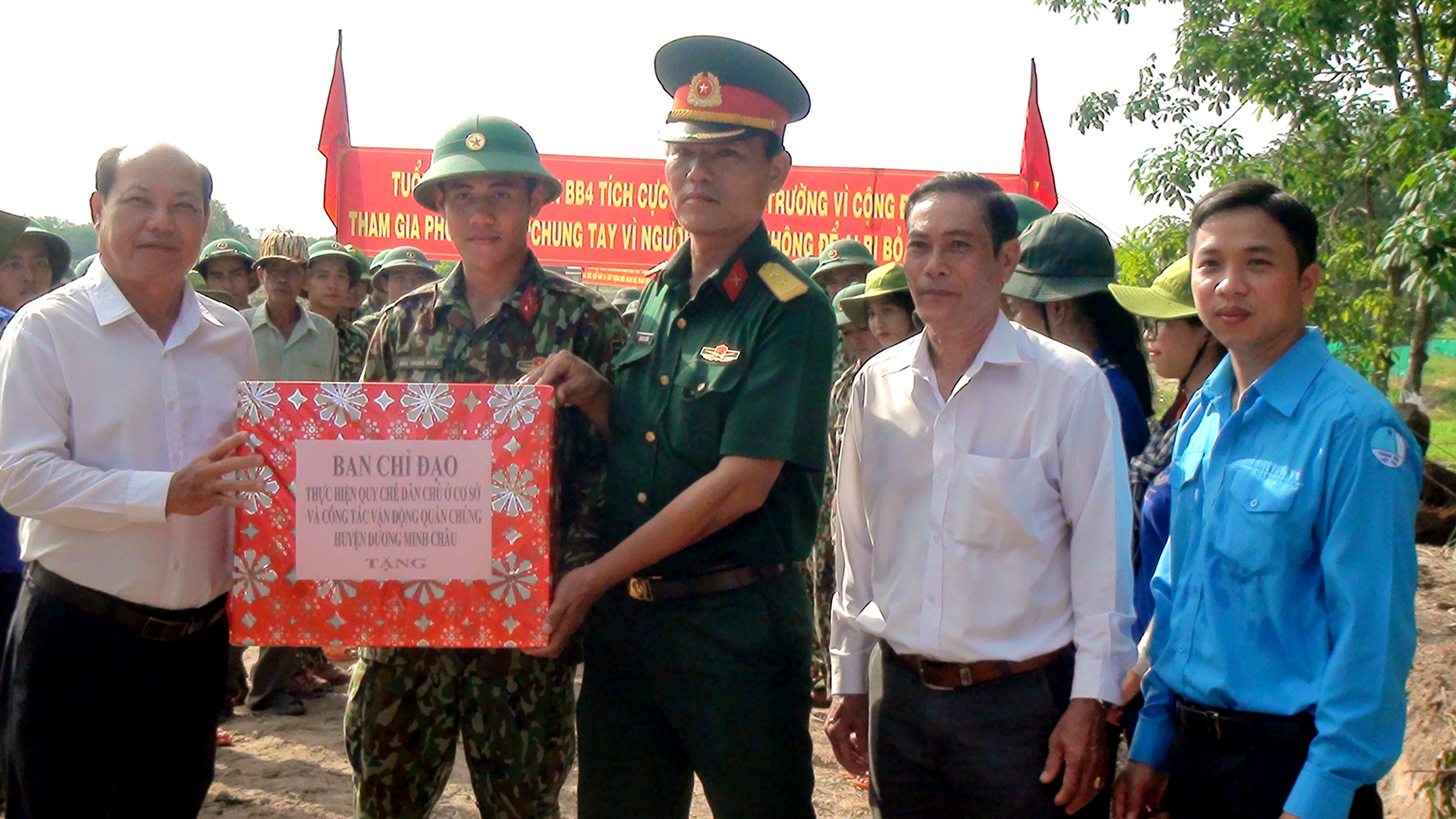 BAN CHỈ ĐẠO CÔNG TÁC VẬN ĐỘNG QUÀN CHÚNG TỈNH: THĂM, TẶNG QUÀ CÁC LỰC LƯỢNG LÀM CÔNG TÁC DÂN VẬN  Ở DƯƠNG MINH CHÂU