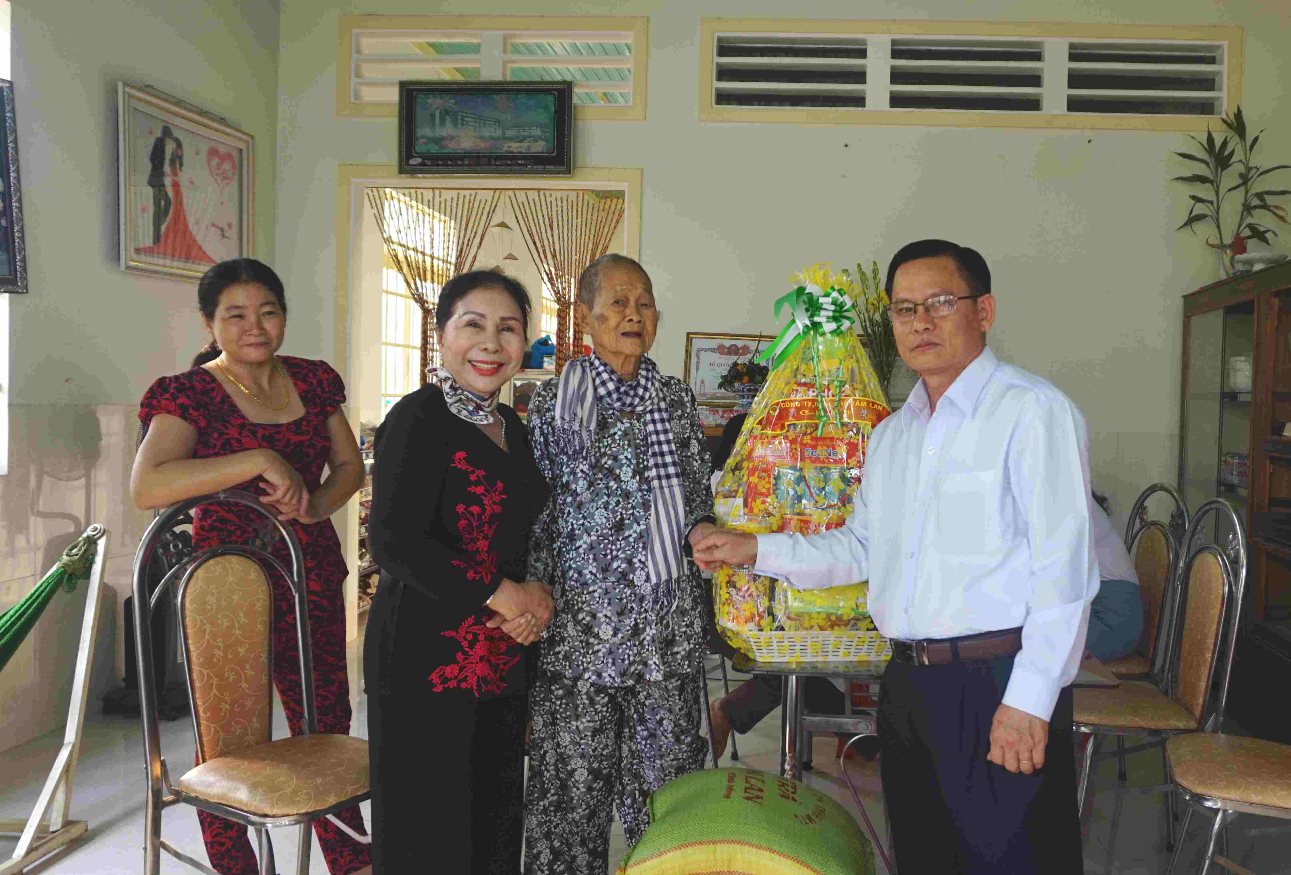 Huyện Dương Minh Châu: Thăm, tặng quà Mẹ Việt Nam anh hùng nhân dịp tết Nguyên đán Canh Tý 2020