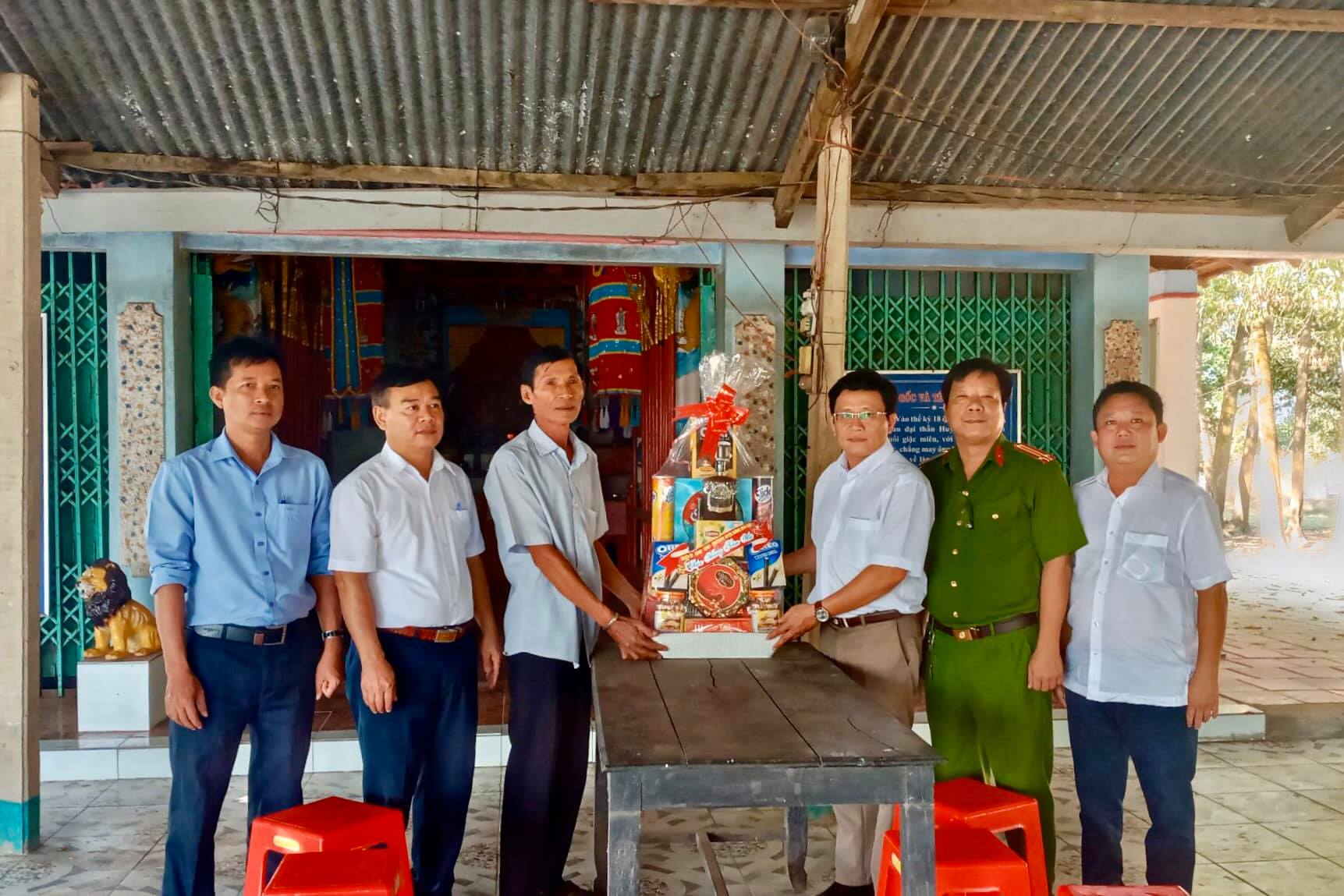 Đoàn Lãnh đạo UBND huyện Dương Minh Châu thăm, chúc tết các cơ sở tôn giáo và gia đình chính sách trên địa bàn xã Truông Mít