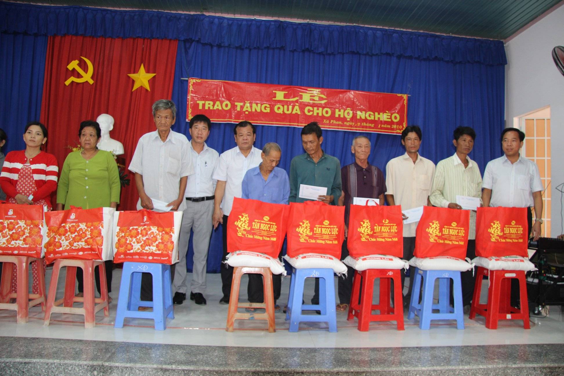 Lãnh đạo tỉnh Tây Ninh tặng quà Tết bà con nghèo tại huyện Dương Minh Châu