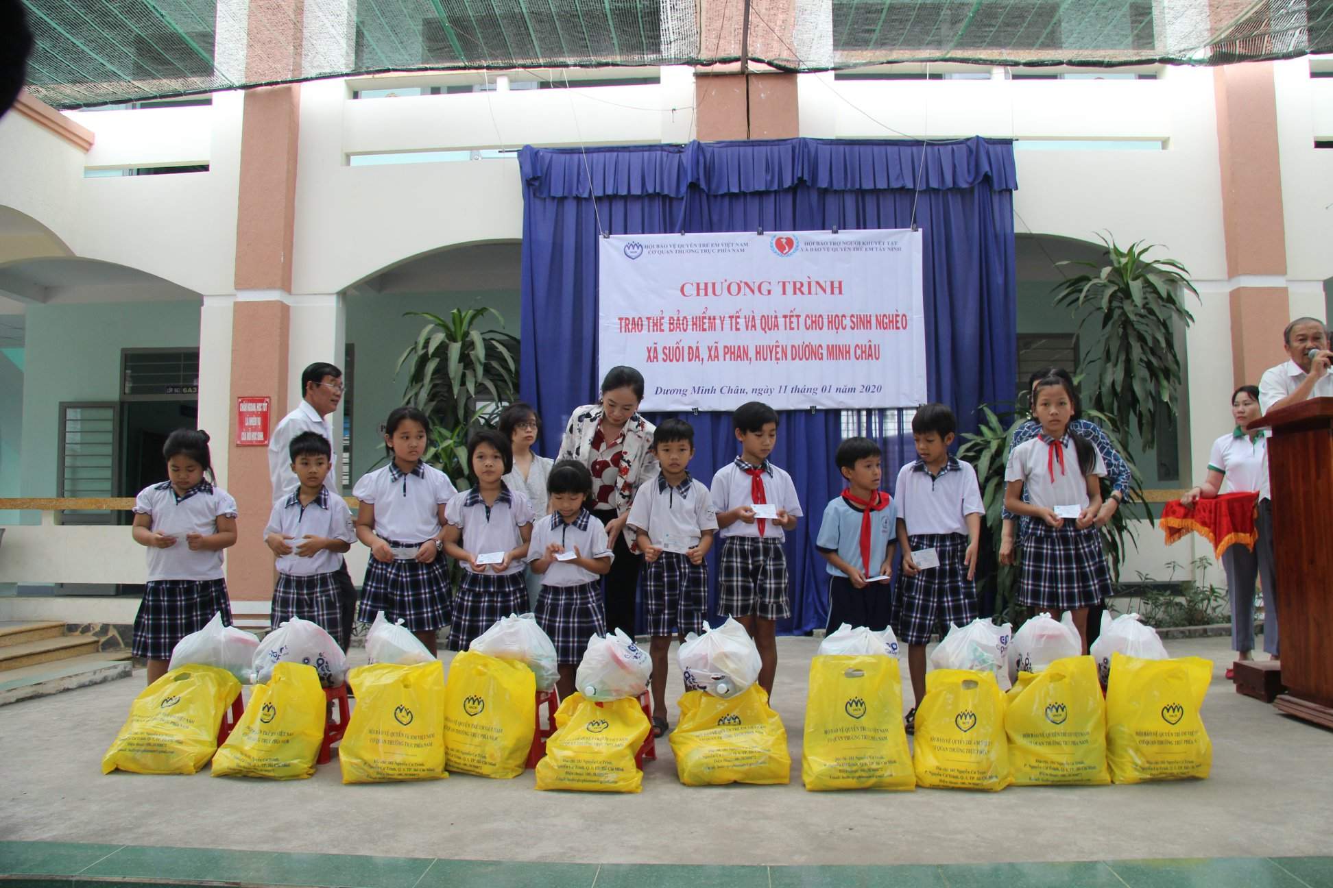 Hội Bảo Vệ Quyền Trẻ Em Việt Nam tặng Thẻ Bảo hiểm y tế và qùa Tết cho học sinh có hoàn cảnh khó khăn tại huyện Dương Minh Châu.