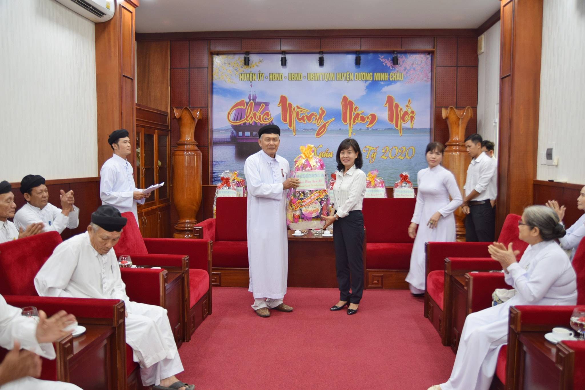 Ban Đại diện Hội thánh Cao Đài tỉnh Tây Ninh chúc tết tại huyện Dương Minh Châu.
