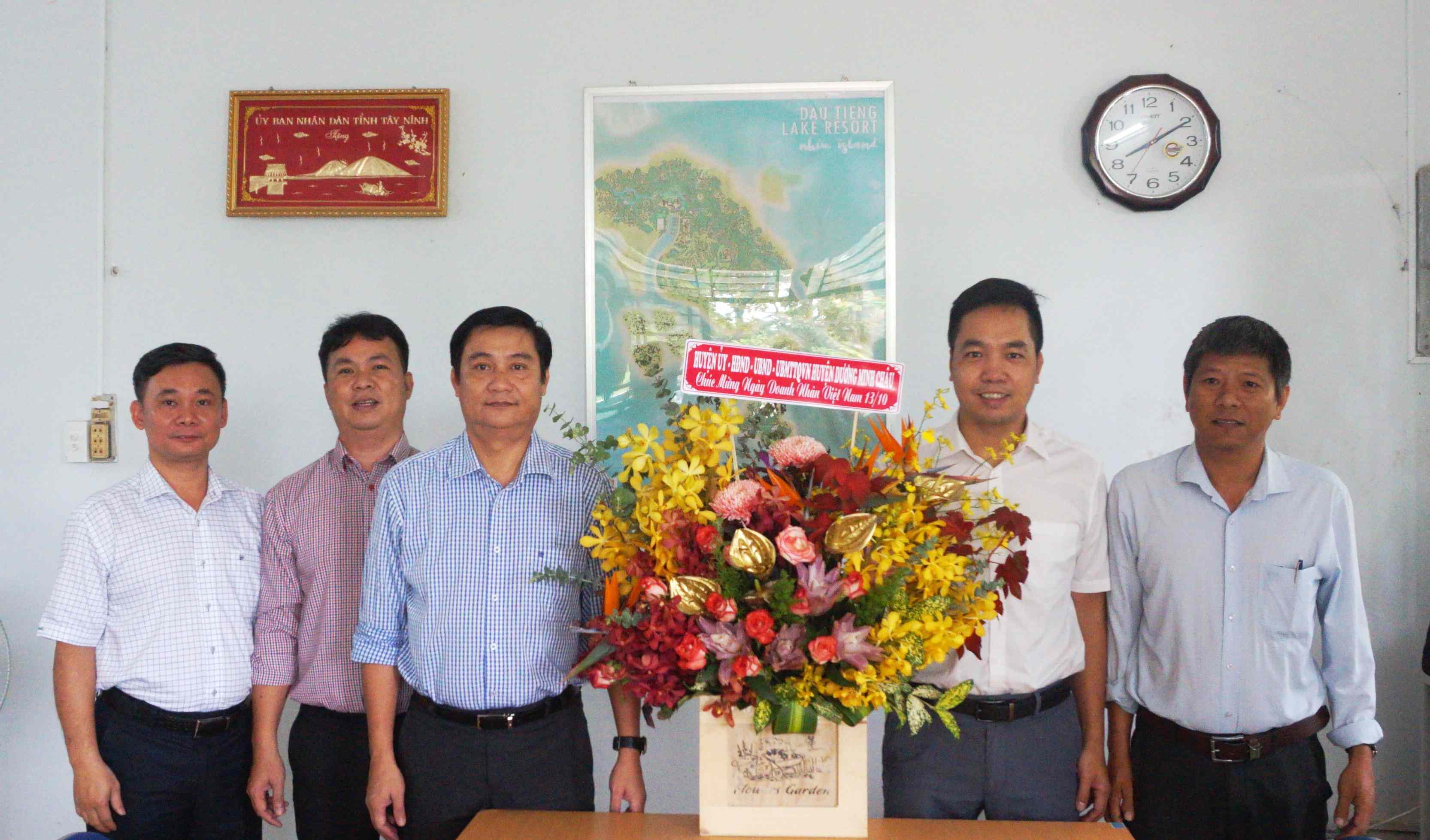 Huyện Dương Minh Châu thăm và tặng quà các Doanh nghiệp  nhân ngày Doanh nhân Việt Nam 13.10