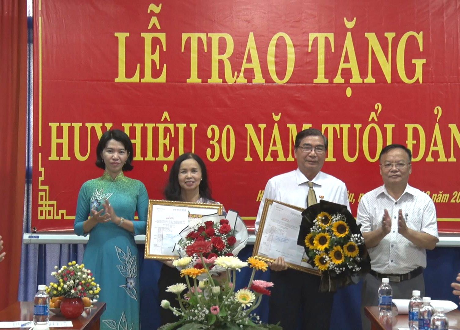Huyện Dương Minh Châu trao huy hiệu Đảng cho 2 đảng viên ngành y tế