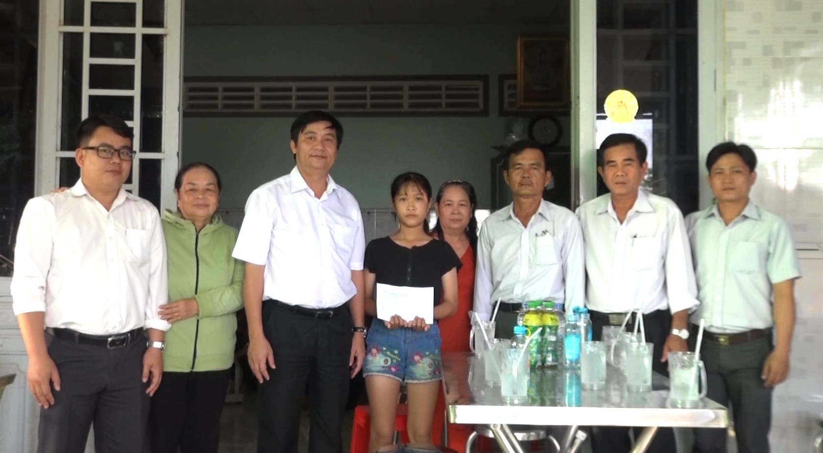 Lãnh đạo huyện Dương Minh Châu thăm bé gái 12 tuổi bị tai nạn giao thông tại xã Chà Là