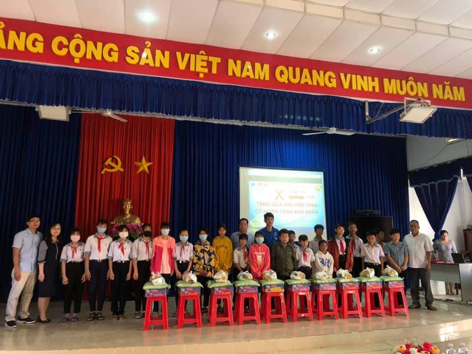 Xã Lộc Ninh tổ chức trao quà cho học sinh có hoàn cảnh khó khăn trên địa bàn xã