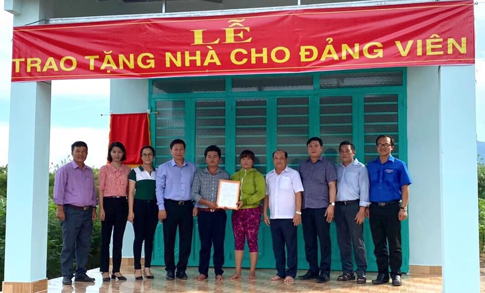 Huyện Dương Minh Châu tổ chức trao nhà cho đảng viên có hoàn cảnh khó khăn
