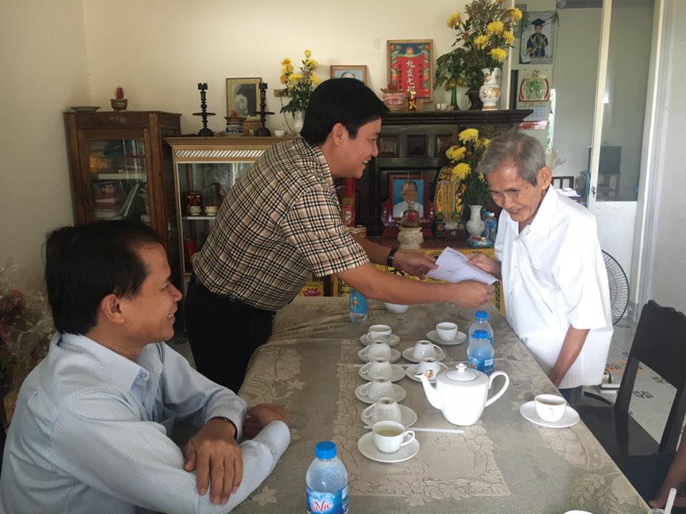 Bí thư Huyện ủy Dương Minh Châu thăm, tặng quà đảng viên lão thành