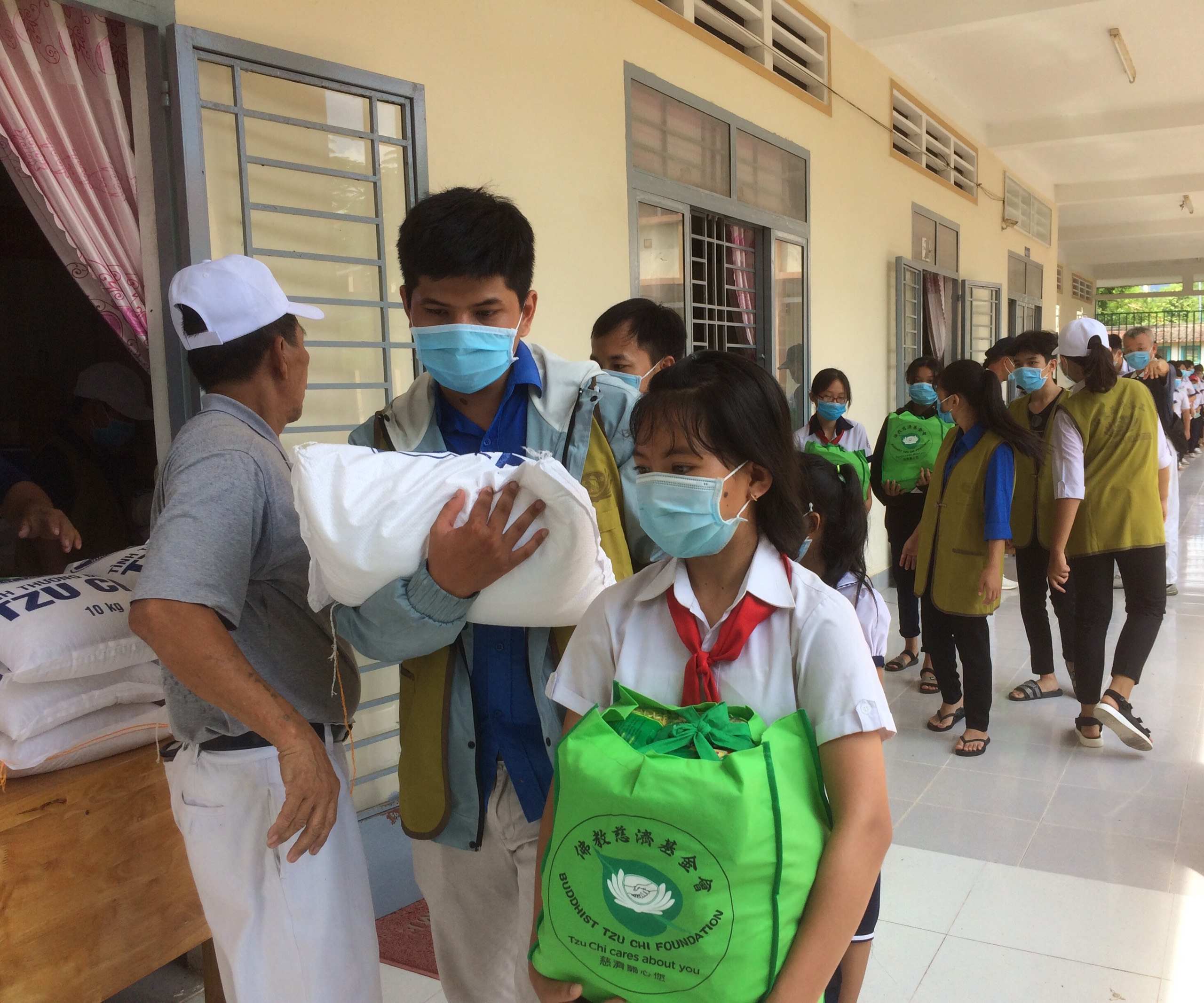 Hơn 500 suất quà trao tặng học sinh nghèo ở huyện Dương Minh Châu