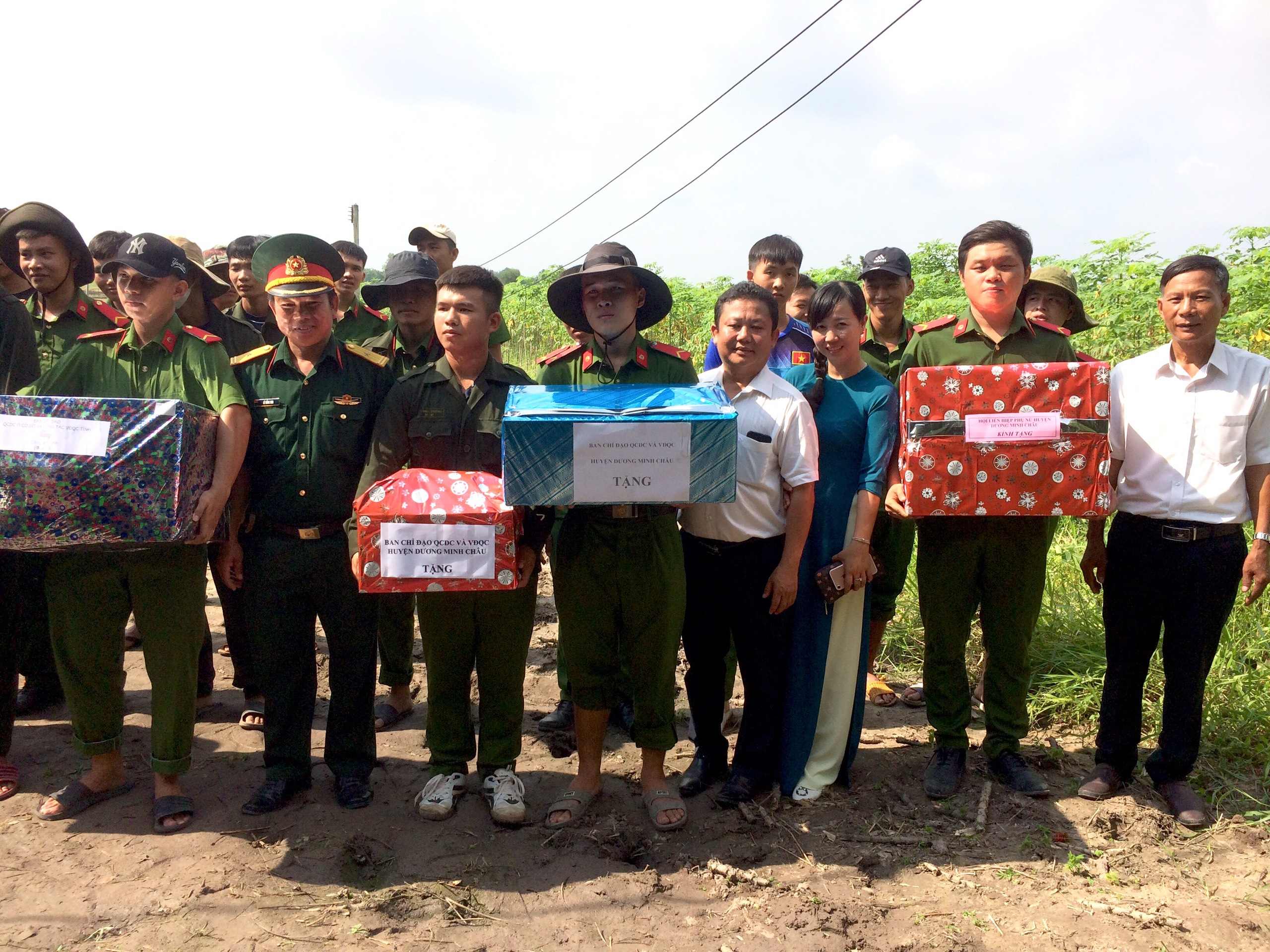 Dương Minh Châu thăm, tặng quà các chiến sĩ làm công tác dân vận và các gia đình chính sách