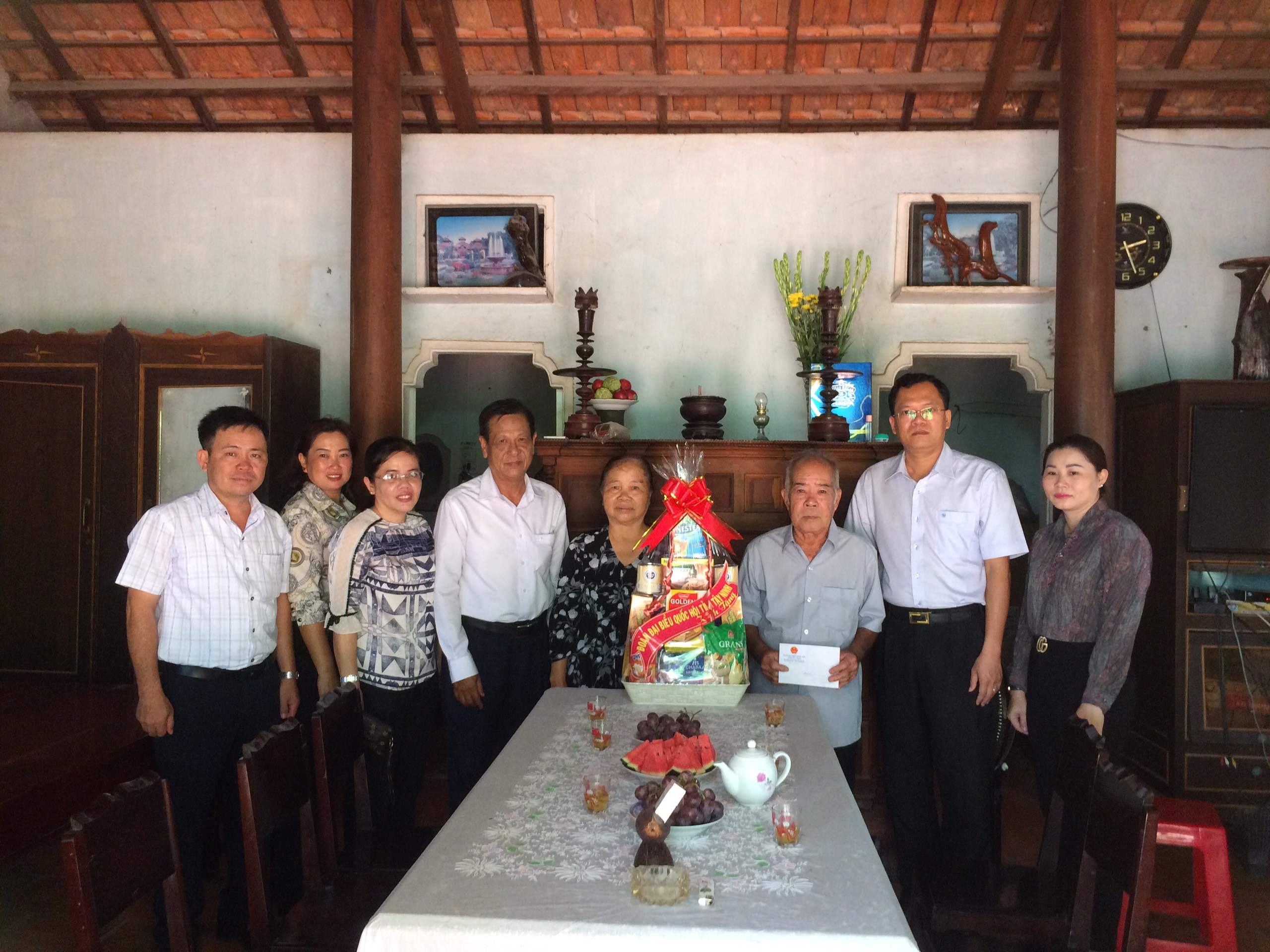 Đoàn Đại biểu Quốc hội tỉnh thăm, tặng quà gia đình chính sách ở huyện Dương Minh Châu