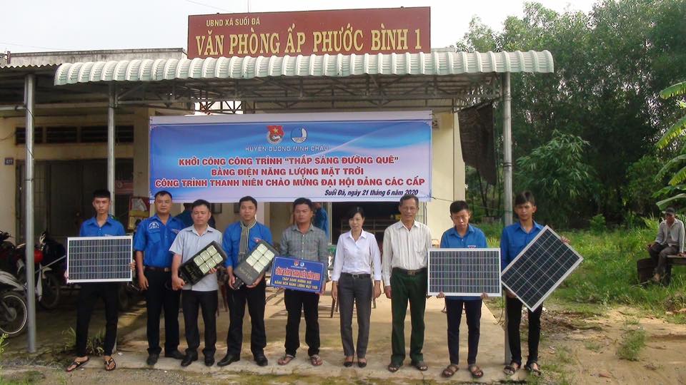 Huyện Đoàn Dương Minh Châu khởi công công trình “Thắp sáng đường quê bằng đèn năng lượng mặt trời”