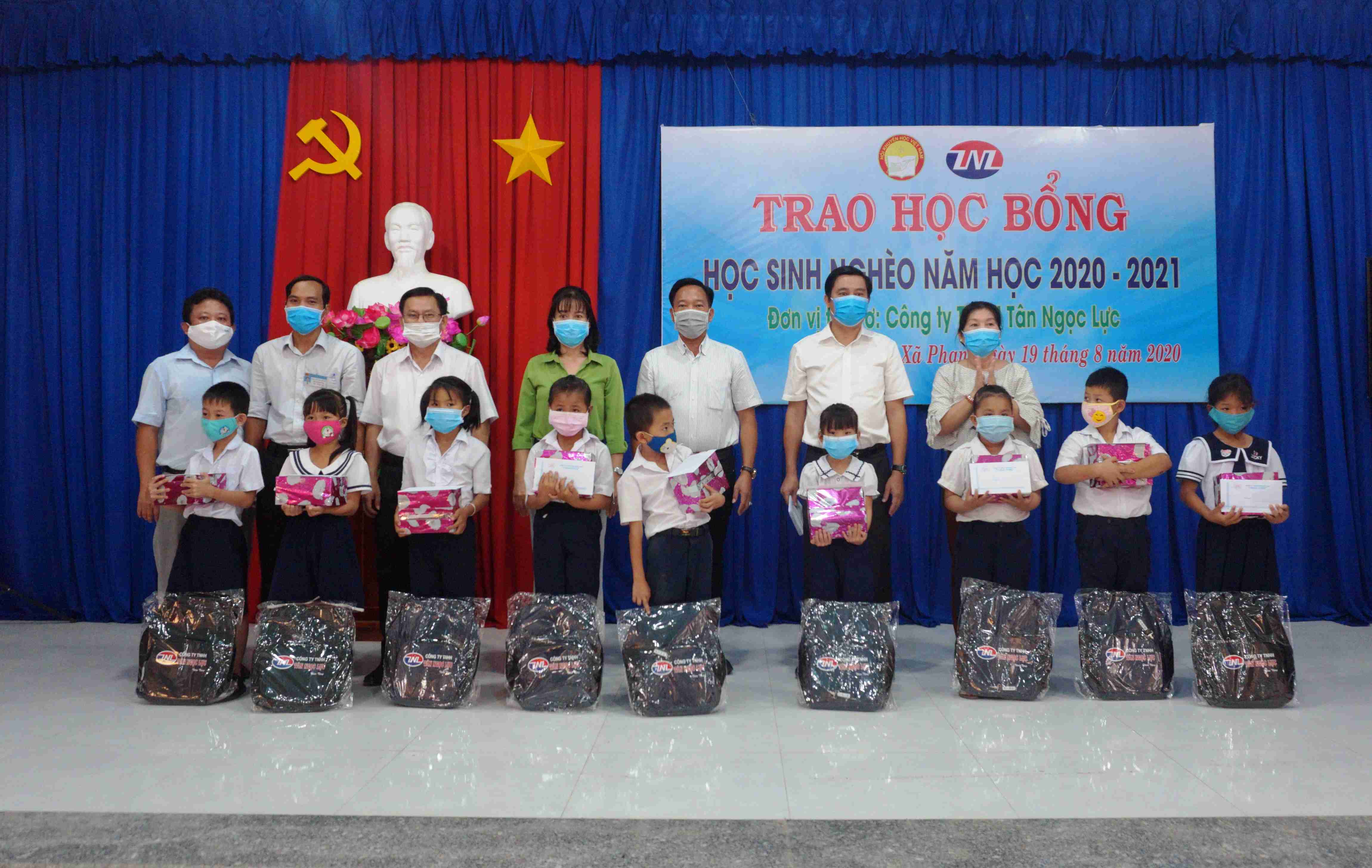 Huyện Dương Minh Châu: Trao học bổng cho học sinh nghèo năm học 2020-2021