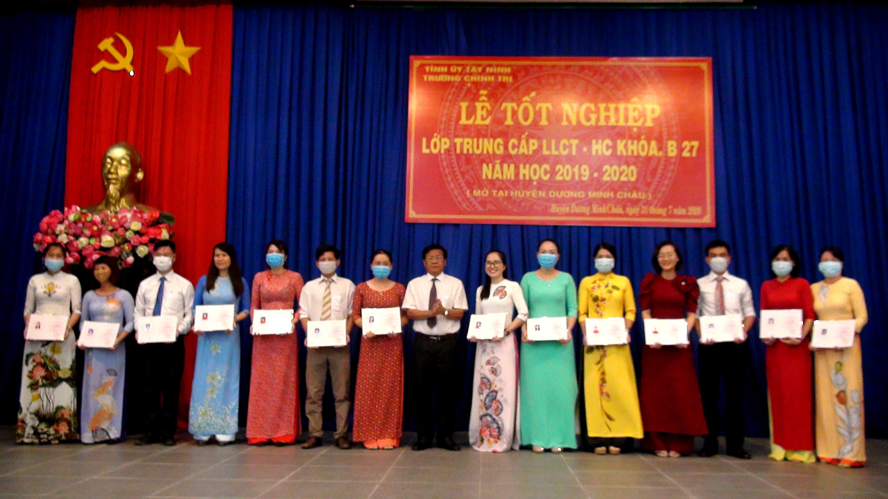 Bế giảng lớp Trung cấp Lý luận chính trị mở tại huyện Dương Minh Châu 