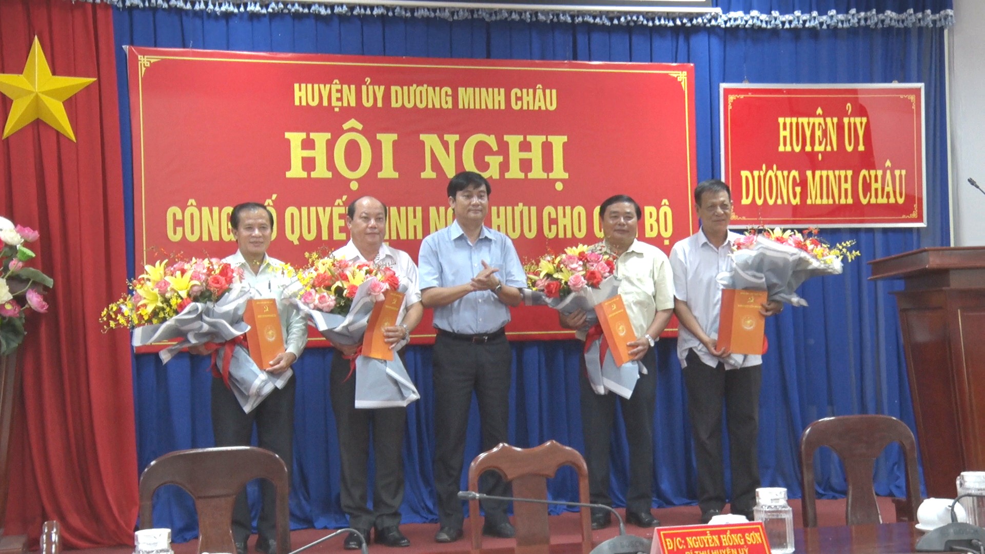 Huyện Dương Minh Châu trao quyết định nghỉ hưu cho 4 cán bộ lãnh đạo