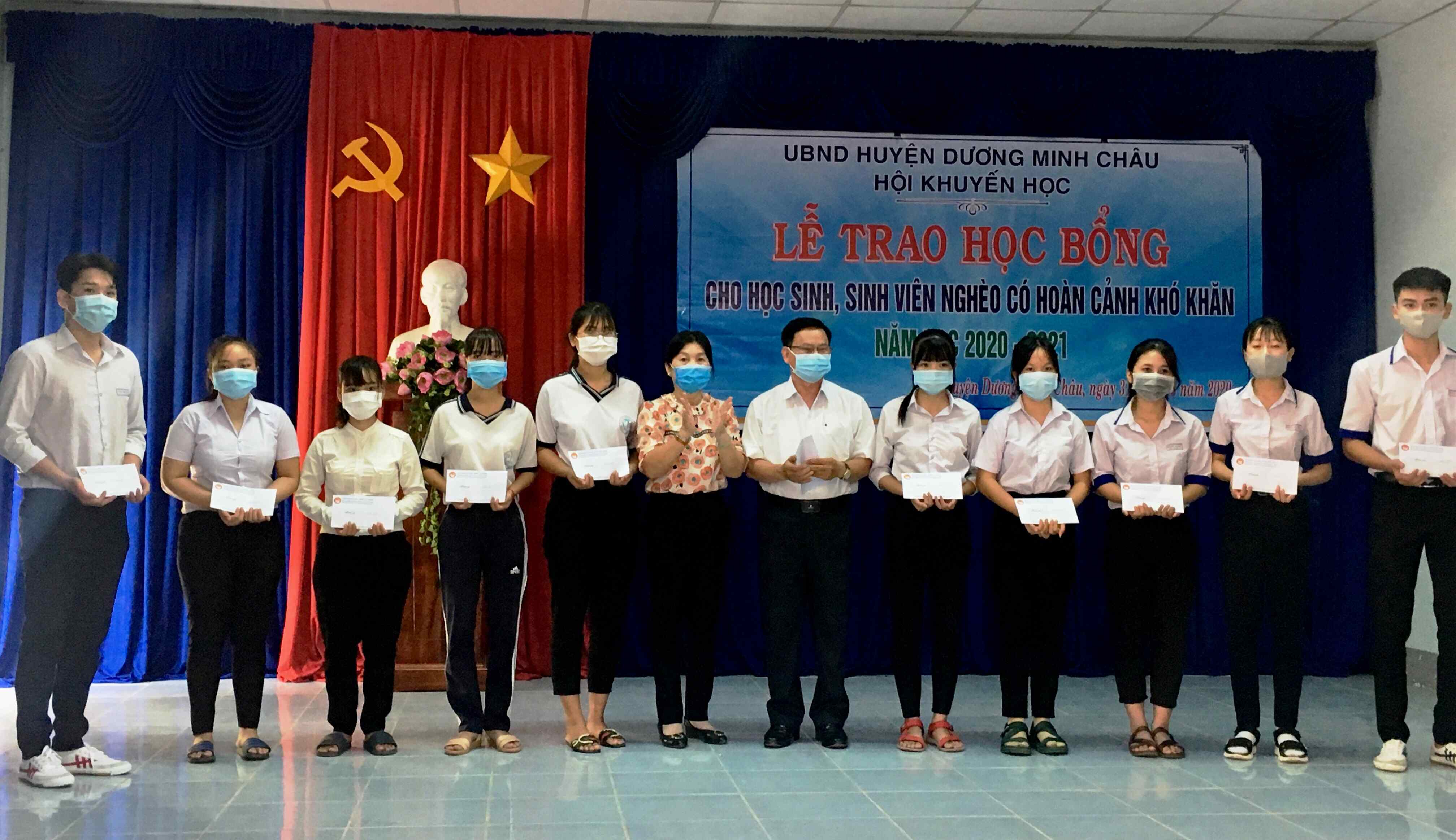 Hội Khuyến học tỉnh trao 40 suất học bổng cho học sinh huyện Dương Minh Châu