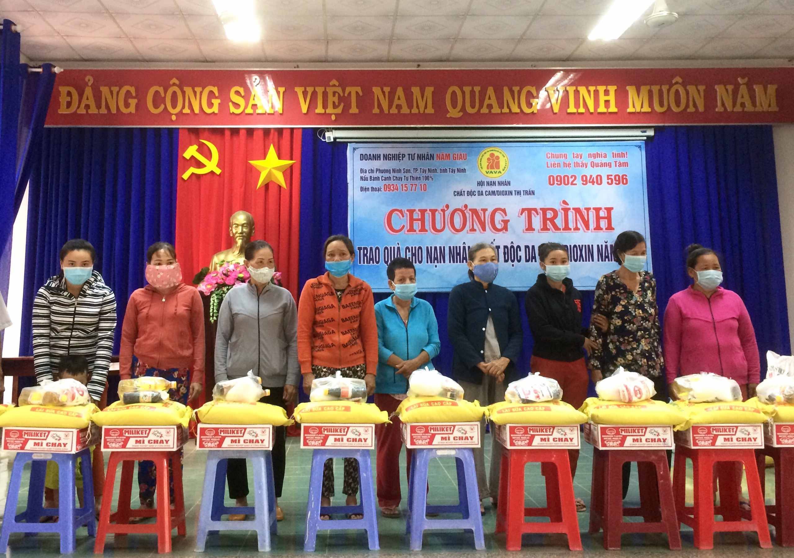 Thị Trấn Dương Minh Châu trao quà cho nạn nhân chất độc da cam/dioxin