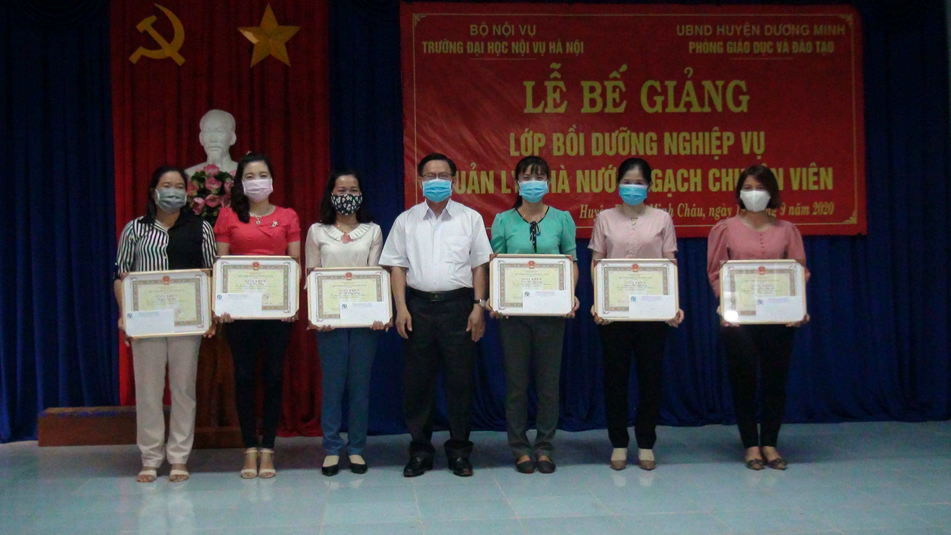Bế giảng lớp bồi dưỡng nghiệp vụ quản lý nhà nước ngạch chuyên viên  tại huyện Dương Minh Châu
