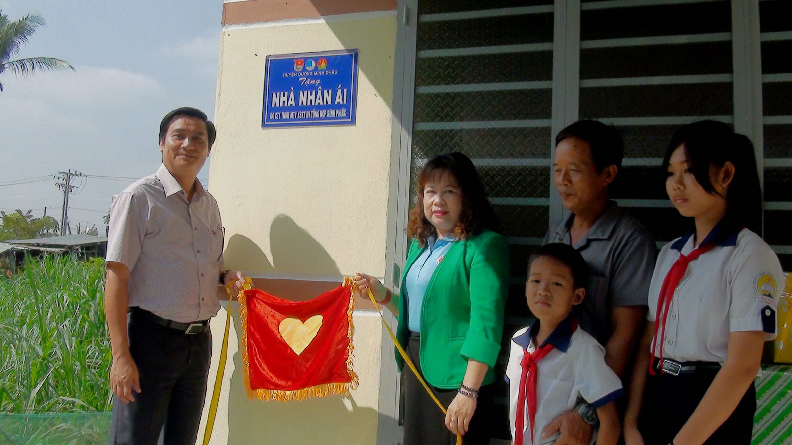 Huyện Dương Minh Châu trao 2 căn nhà cho các đối tượng gặp khó khăn về nhà ở