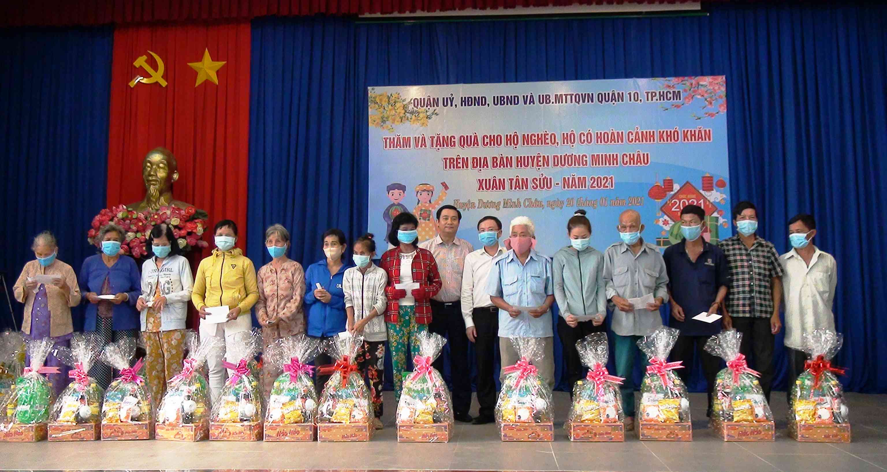 Quận 10 Tp Hồ Chí Minh: Tài trợ trao tặng 100 phần quà tết cho người dân huyện Dương Minh Châu