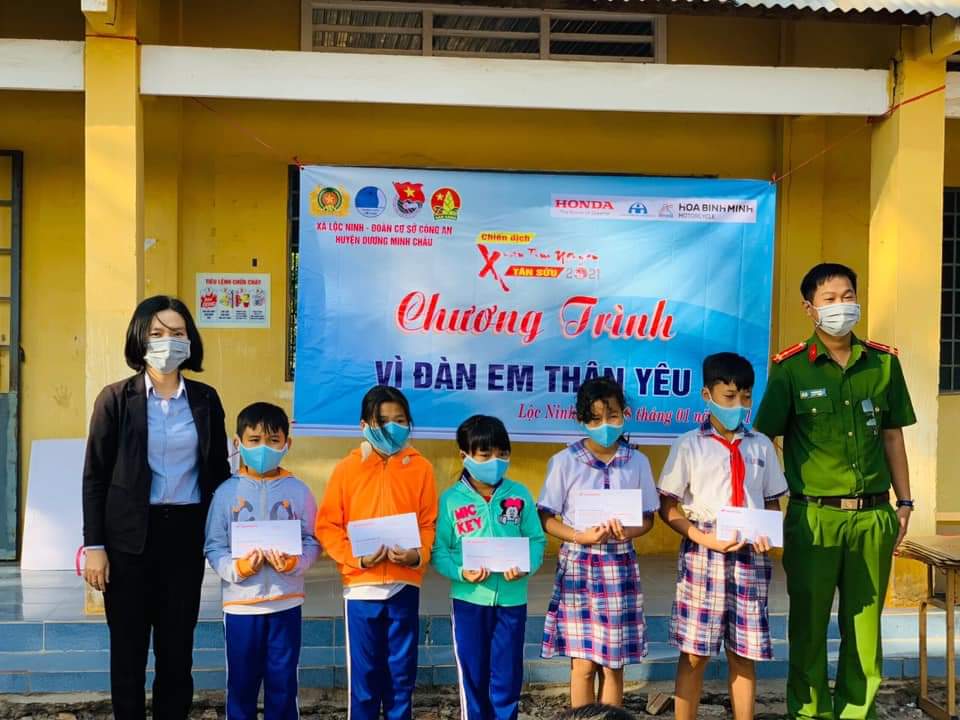 Xã Lộc Ninh: trao học bổng cho các em học sinh khó khăn trên địa bàn.