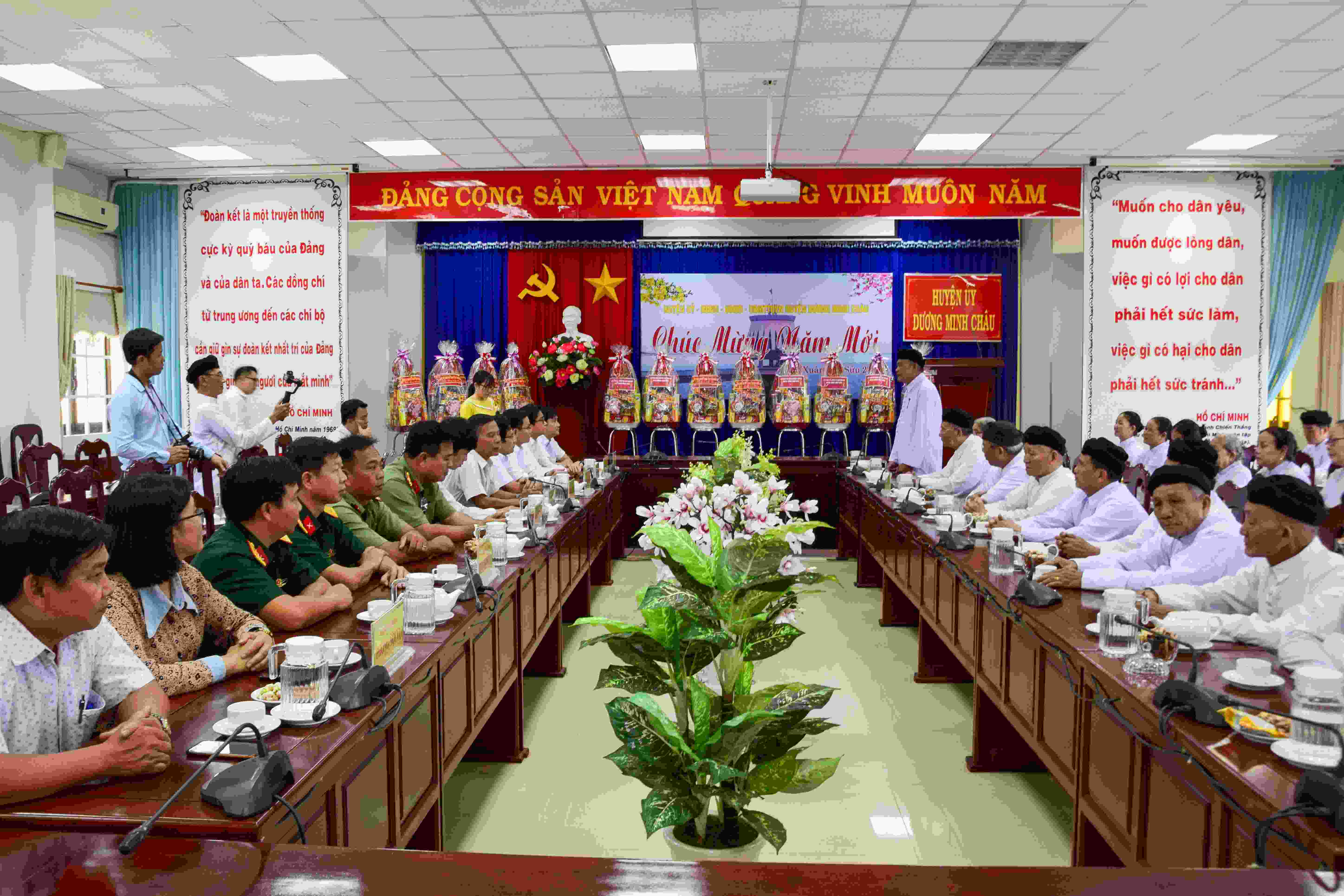 Ban Đại diện Hội thánh Cao Đài tỉnh Tây Ninh thăm, chúc Tết huyện Dương Minh Châu