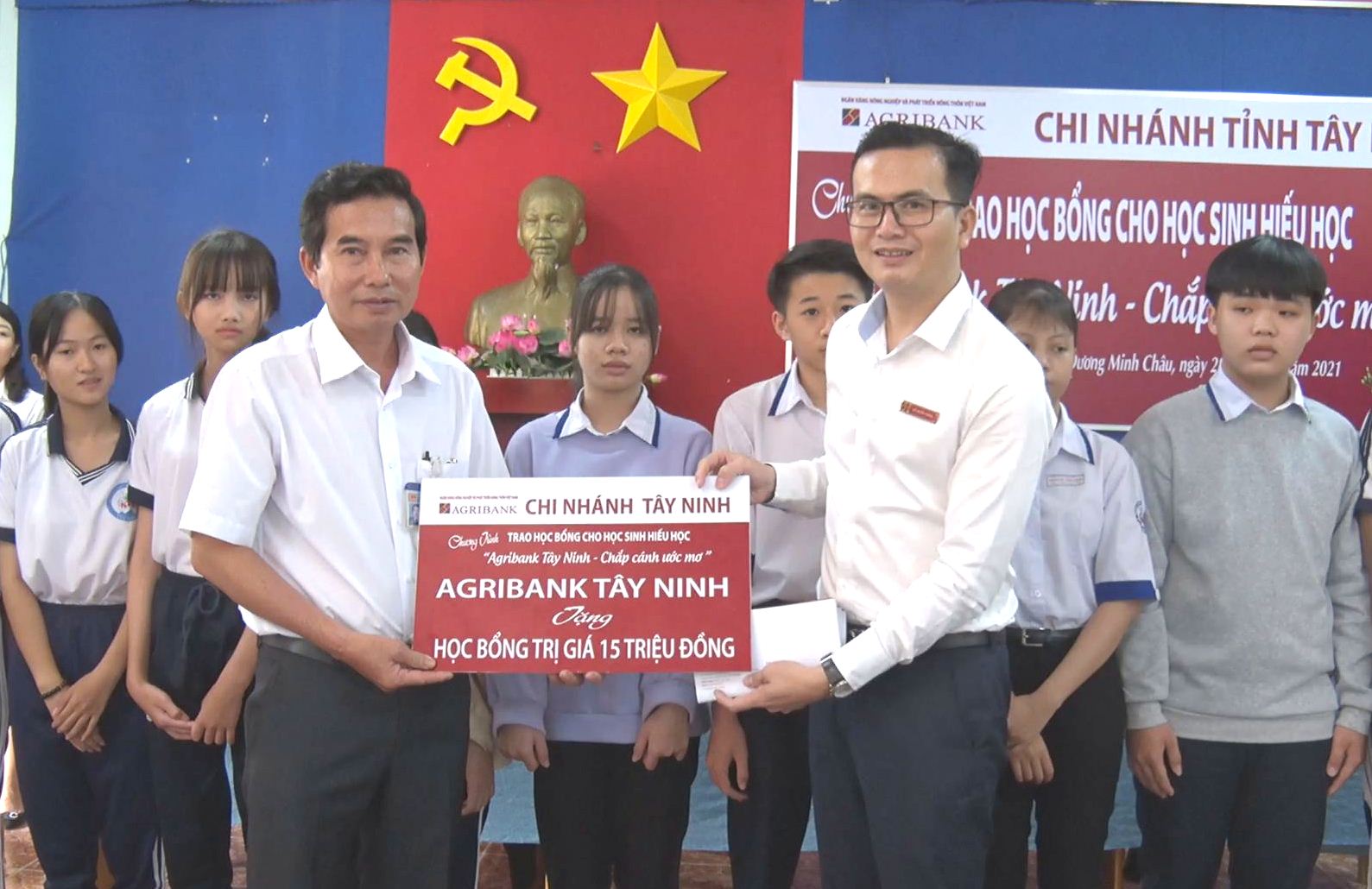 Agribank Dương Minh Châu trao học bổng “chắp cánh ước mơ” và thăm mẹ Việt Nam anh hùng