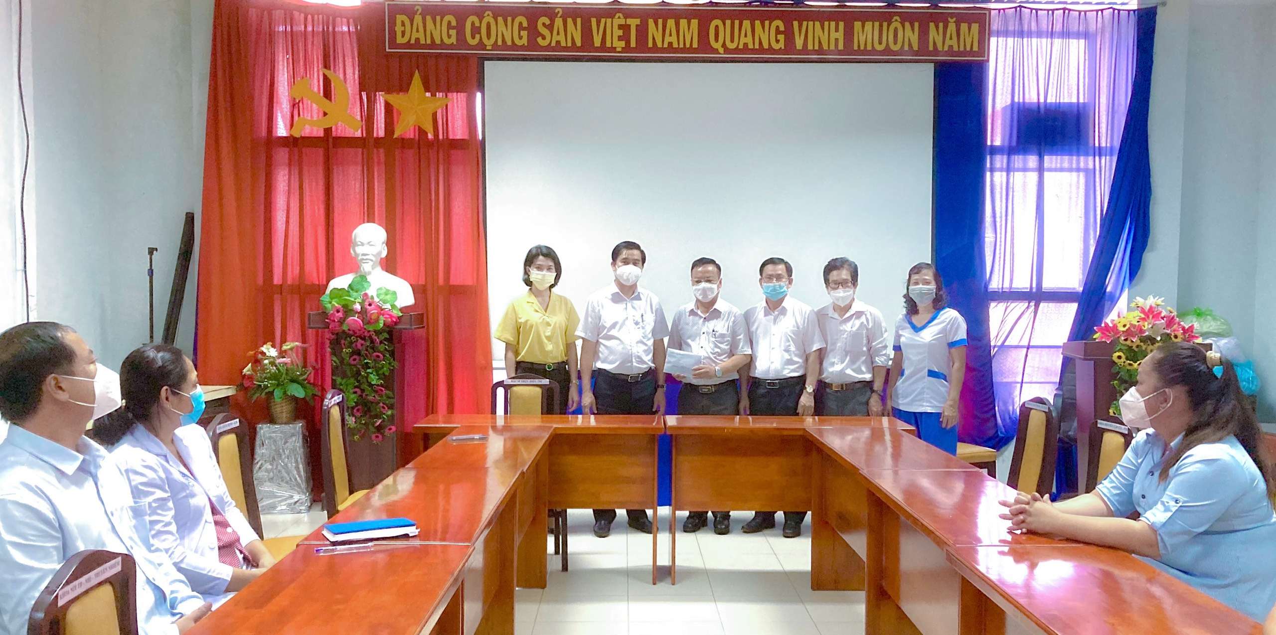 Lãnh đạo huyện Dương Minh Châu thăm, chúc mừng Trung tâm y tế huyện trở lại hoạt động thông thường